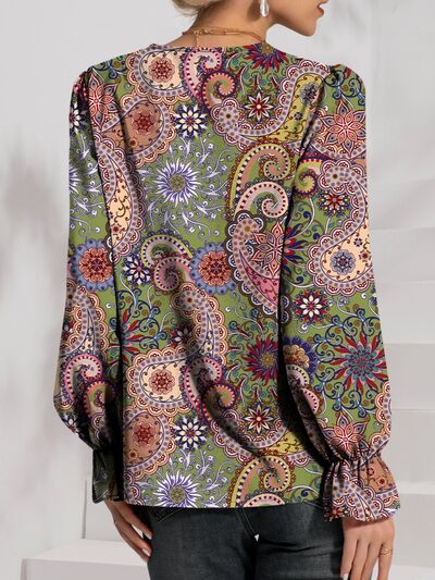 Bluse mit V-Ausschnitt, Ösen und Volantärmeln