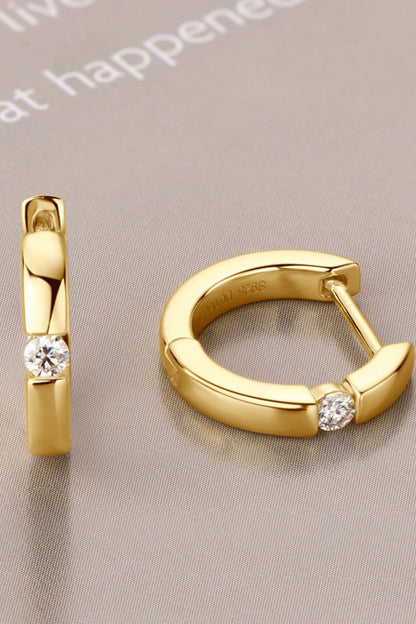 Pendientes Huggie de plata de ley 925 con moissanita