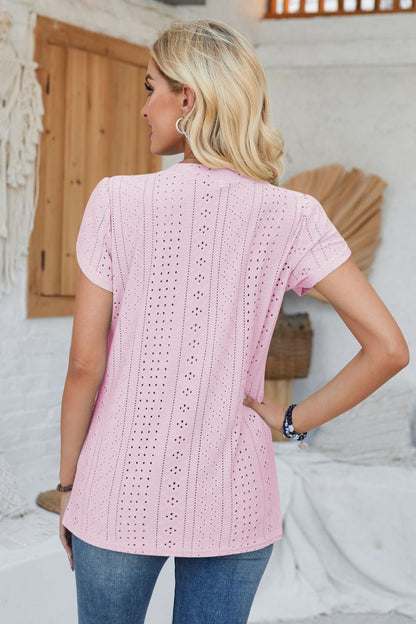 Kurzärmliges T-Shirt mit dekorativen Knopfösen und V-Ausschnitt