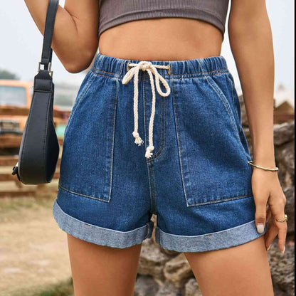 Jeansshorts mit hoher Taille und Kordelzug und Taschen
