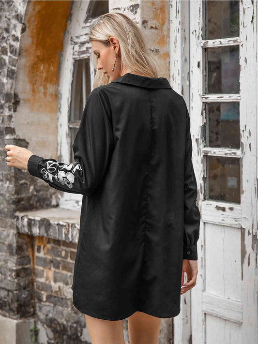 Langärmliges Kleid mit Blumenmuster und Kragen