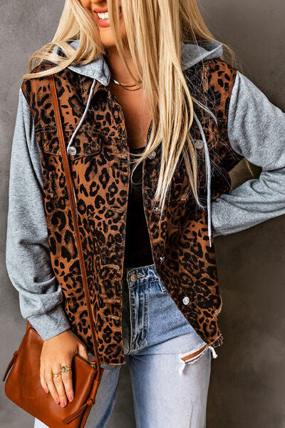 Jeansjacke mit Leopardenmuster, Kapuze und Kordelzug