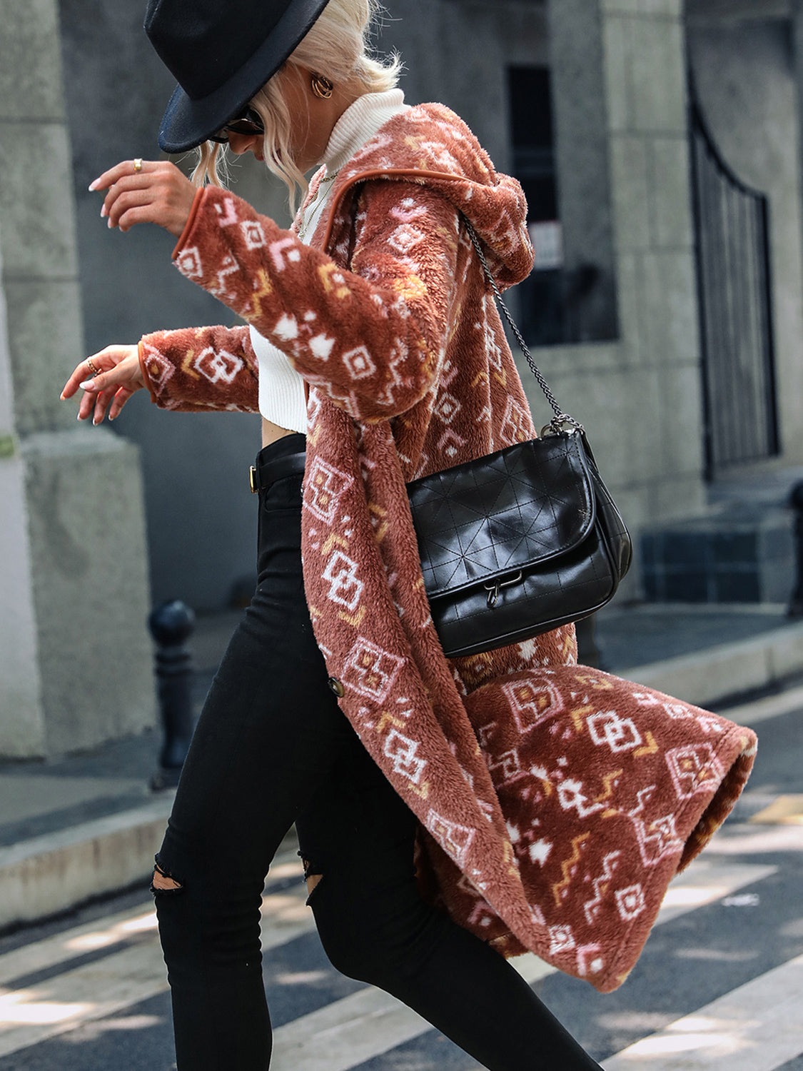 Fleecemantel mit Knopfleiste und Kapuze und geometrischem Muster