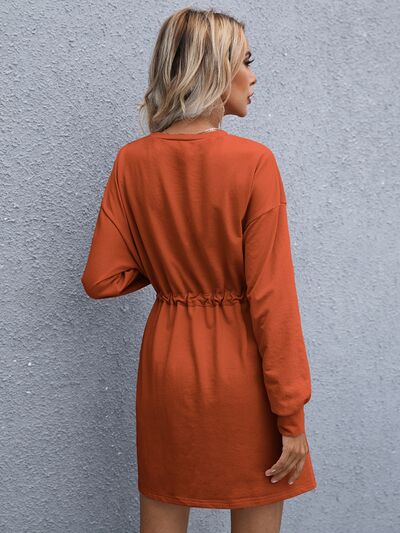 Minikleid mit Rundhalsausschnitt, tief angesetzten Schultern und Kordelzug