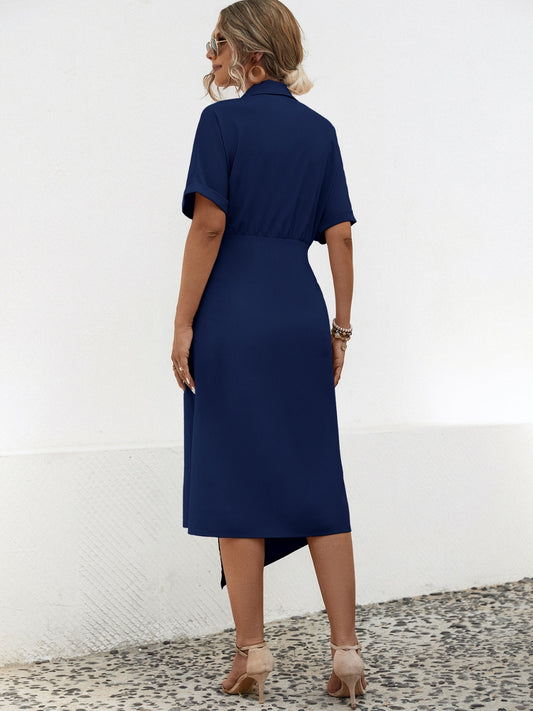 Kurzärmliges Kleid mit Schlitz und Bindeband