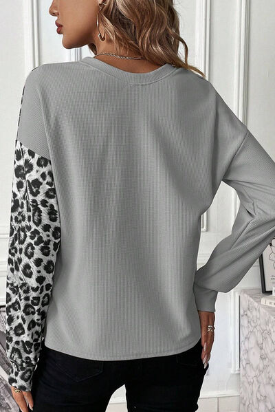 Camiseta con cuello redondo y bloques de color de leopardo
