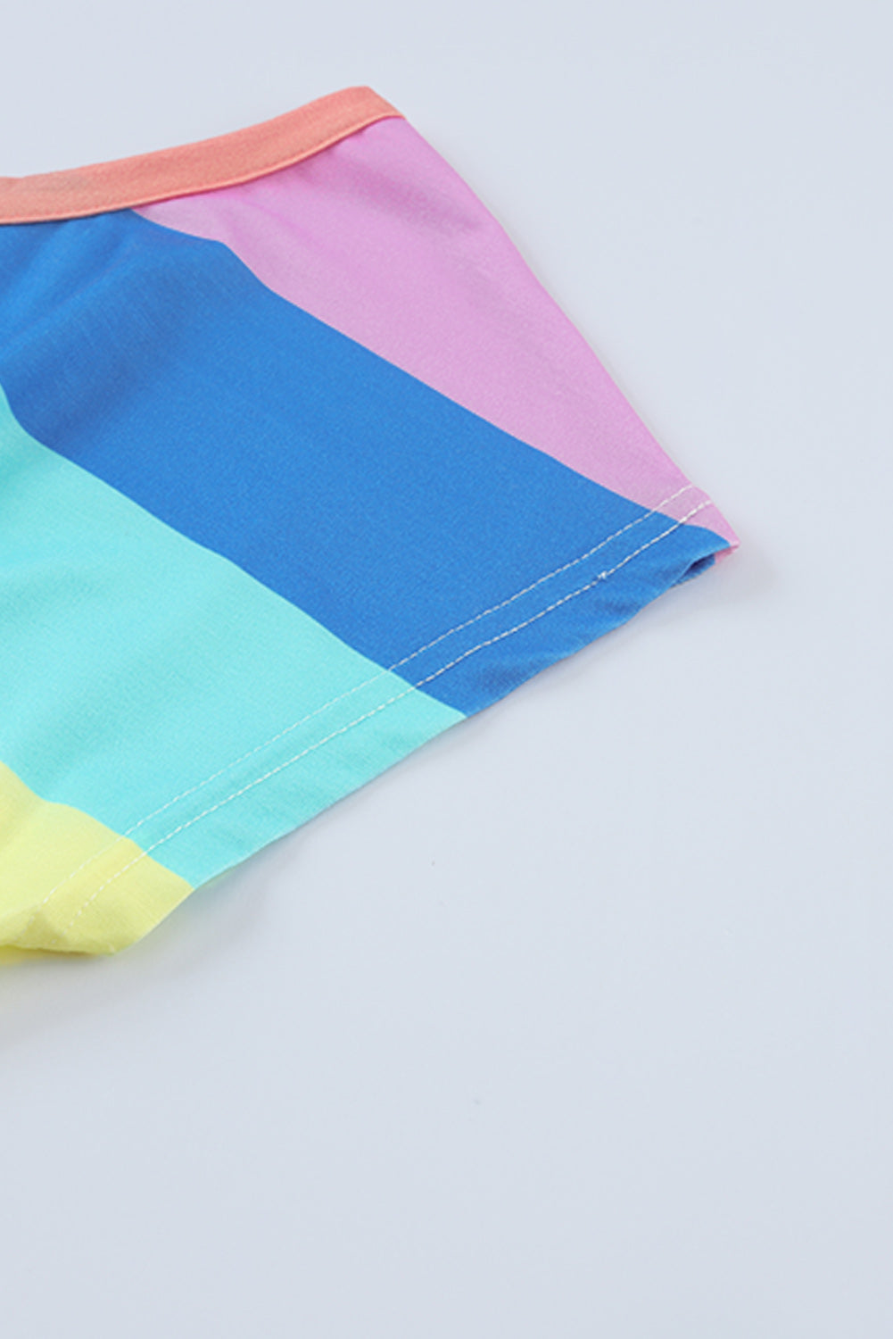 Mehrfarbig gestreifter Strampler mit Rundhalsausschnitt