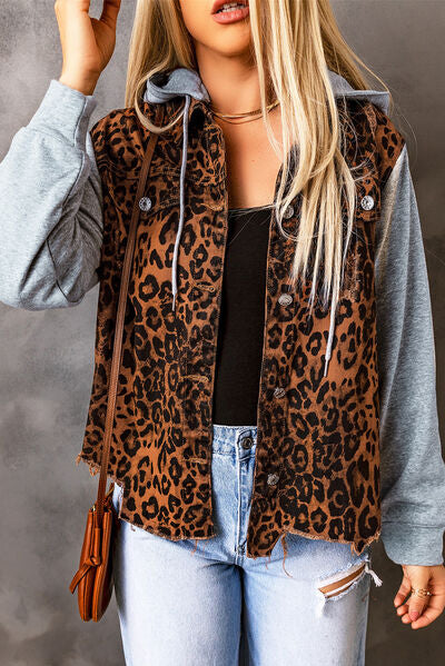 Jeansjacke mit Leopardenmuster, Kapuze und Kordelzug