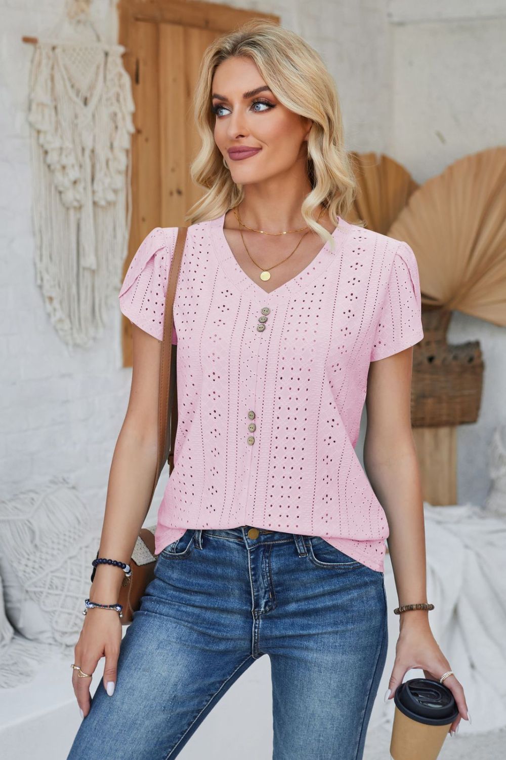 Kurzärmliges T-Shirt mit dekorativen Knopfösen und V-Ausschnitt