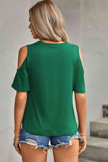 Cut-out-Oberteil mit Cut-outs und Knotendetail