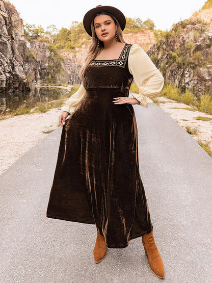 Besticktes Kleid mit eckigem Ausschnitt in Übergröße