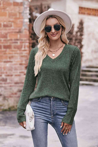 Double Take – Geripptes Oberteil mit V-Ausschnitt und langen Ärmeln