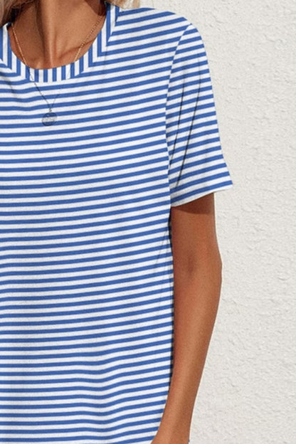 Gestreiftes Kleid mit Rundhalsausschnitt und kurzen Ärmeln und Taschen