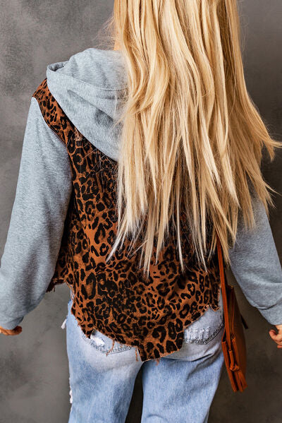 Jeansjacke mit Leopardenmuster, Kapuze und Kordelzug