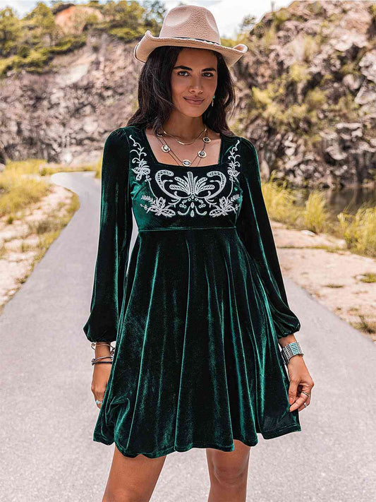 Besticktes Kleid mit langen Ärmeln und eckigem Ausschnitt