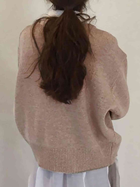 Strickjacke mit überschnittenen Schultern und Knöpfen