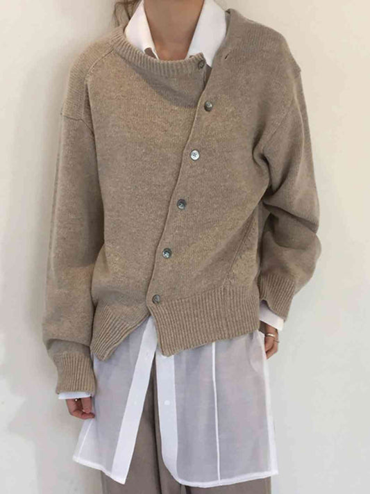 Strickjacke mit überschnittenen Schultern und Knöpfen