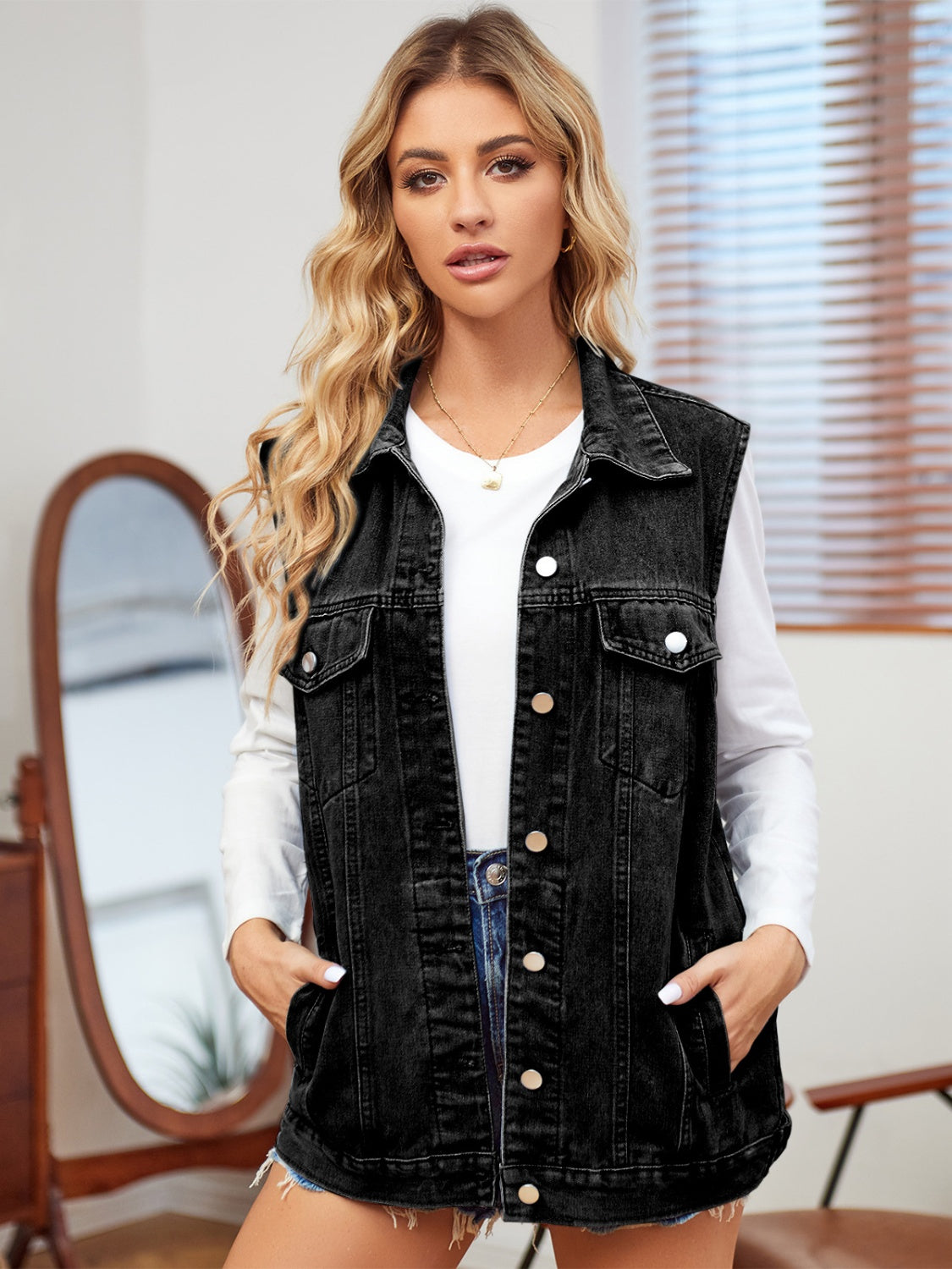 Ärmellose Jeansjacke mit Taschen und Knopfleiste
