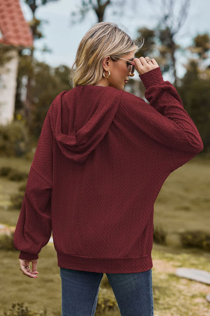 Langärmlige Kapuzenjacke mit Zopfmuster