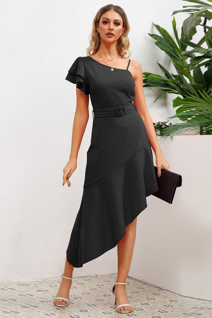 Kleid mit asymmetrischem Ausschnitt, Rüschen und Flügelärmeln