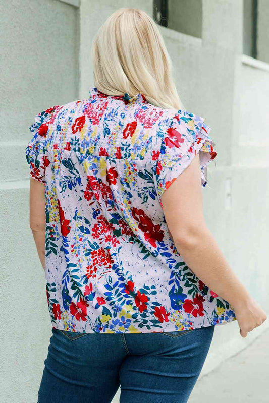 Bluse mit Blumenmuster und gesmokten Flügelärmeln in Übergröße