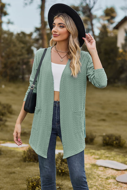Langärmliger Cardigan mit Zopfmuster und Tasche