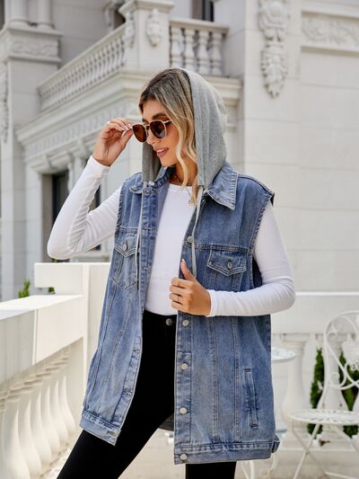 Ärmellose Jeansjacke mit Kordelzug, Taschen und Knopfleiste