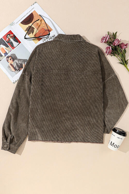 Chaqueta con cuello y bolsillos a presión