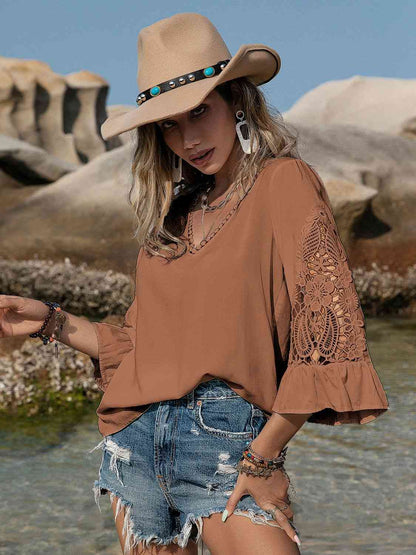Blusa calada con cuello en V y mangas con volantes