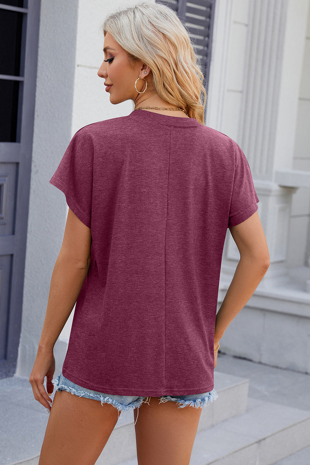 Kurzärmliges T-Shirt mit V-Ausschnitt
