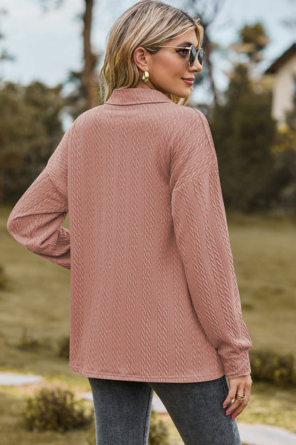 Bluse mit halbhohem Knopf und überschnittenen Schultern