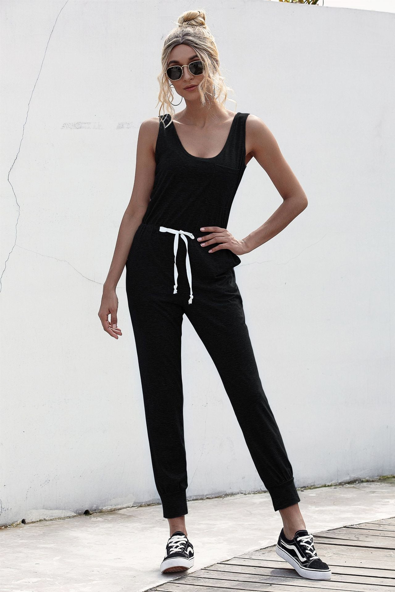 Ärmelloser Jumpsuit mit Knoten an der Taille