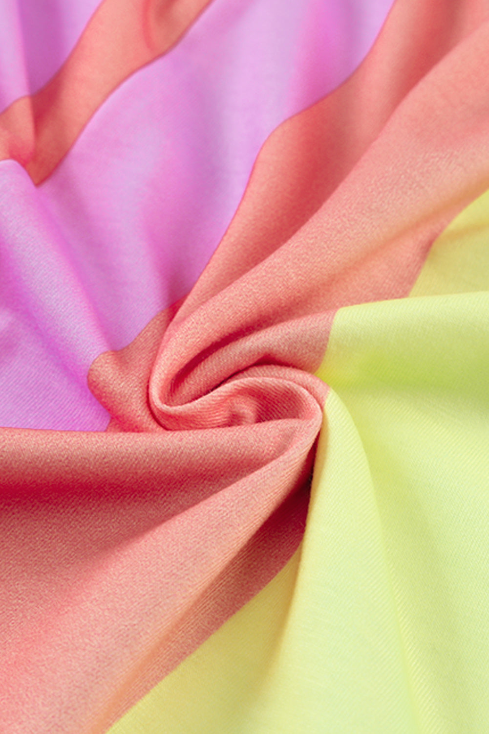 Mehrfarbig gestreifter Strampler mit Rundhalsausschnitt