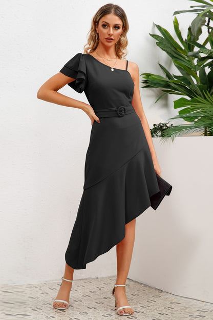 Kleid mit asymmetrischem Ausschnitt, Rüschen und Flügelärmeln