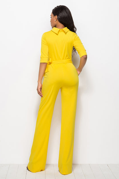 Jumpsuit mit Stehkragen, Bindegürtel und halblangen Ärmeln