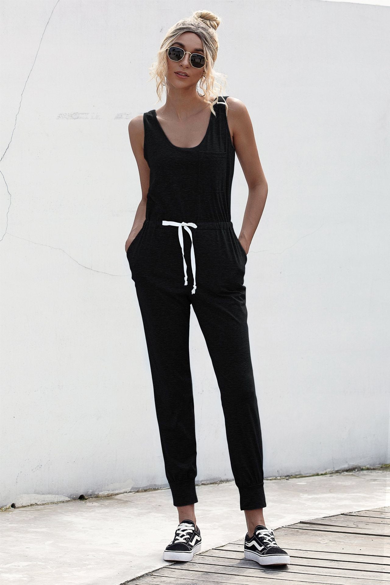 Ärmelloser Jumpsuit mit Knoten an der Taille
