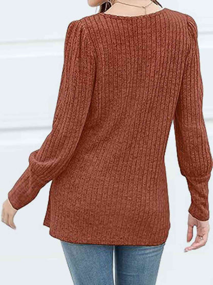 Oberteil mit eckigem Ausschnitt und dekorativem Knopf