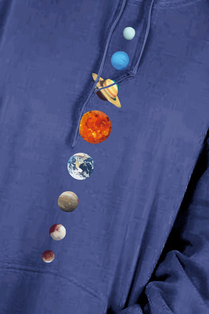 Simply Love – Simply Love – Kapuzenpullover mit überschnittener Schulter und Sonnensystem-Grafik in voller Größe