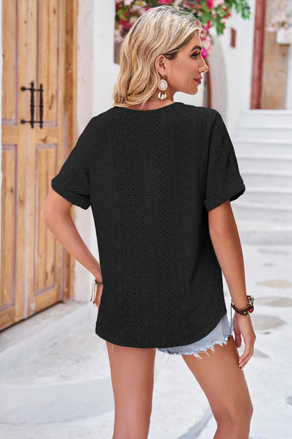 Oberteil mit Knopfleiste, Schlitz am Ausschnitt und Lochstickerei