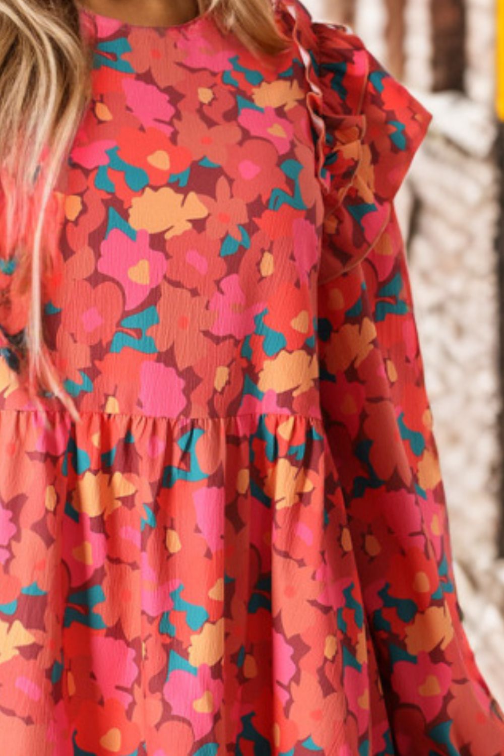 Bedrucktes Stufenkleid mit Rüschenbesatz und Ballonärmeln