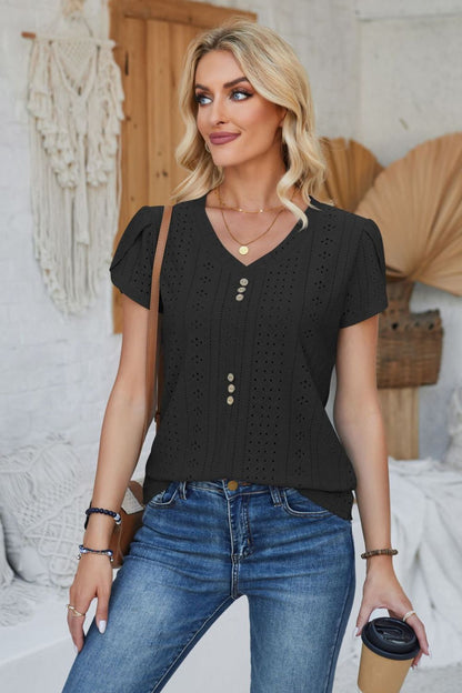 Kurzärmliges T-Shirt mit dekorativen Knopfösen und V-Ausschnitt