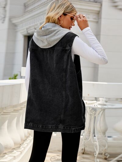 Ärmellose Jeansjacke mit Kordelzug, Taschen und Knopfleiste