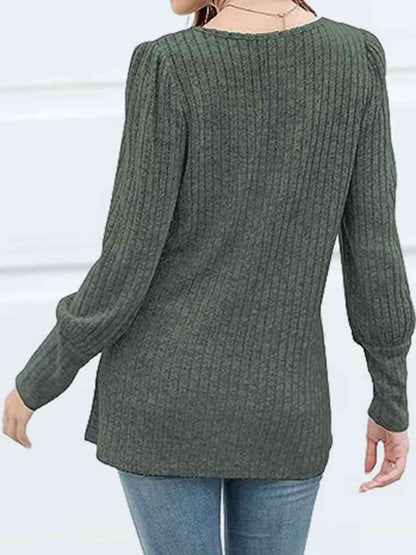 Oberteil mit eckigem Ausschnitt und dekorativem Knopf