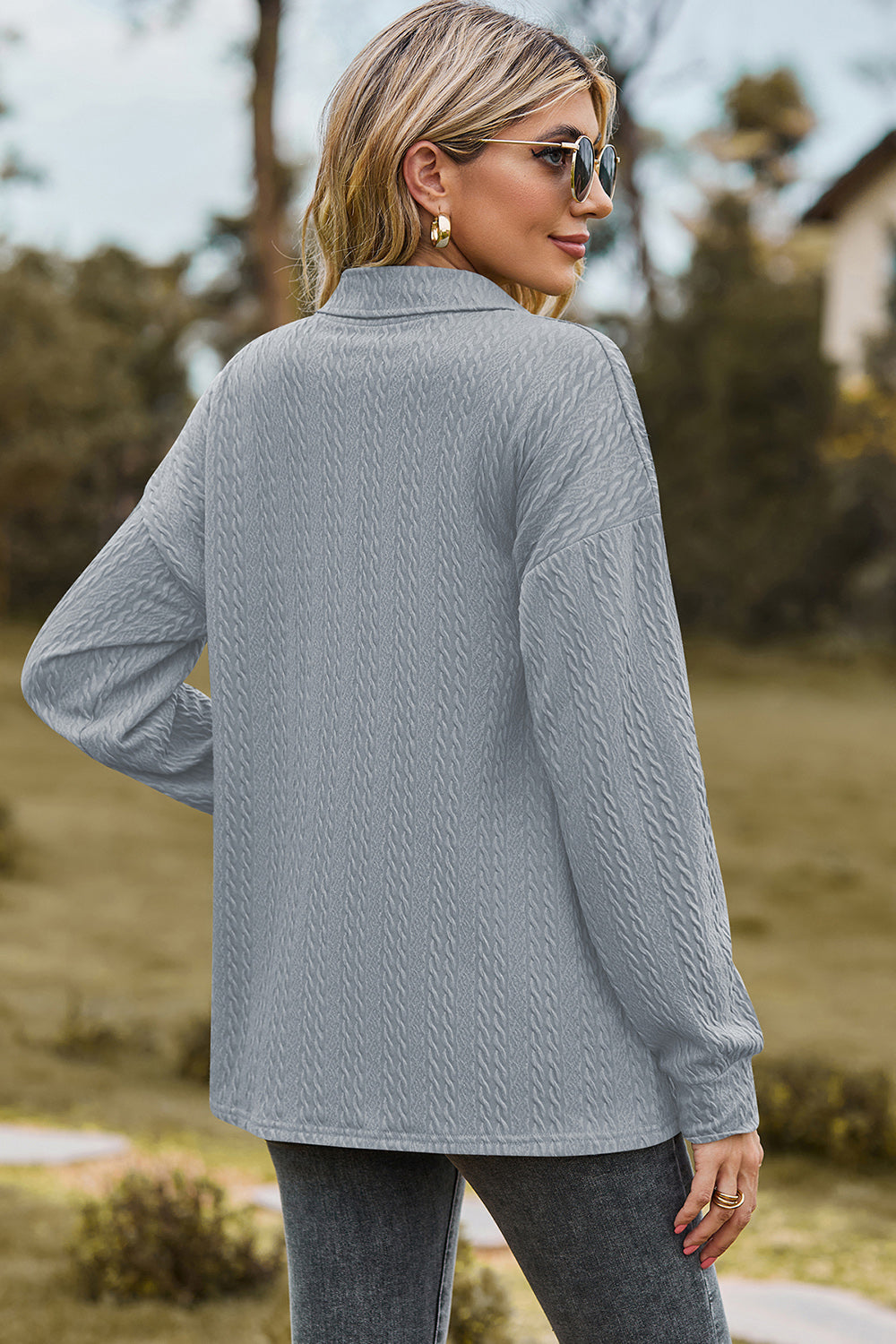 Bluse mit halbhohem Knopf und überschnittenen Schultern