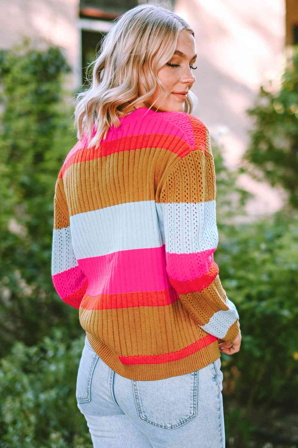 Gestreifter Cardigan mit V-Ausschnitt und Knopfleiste