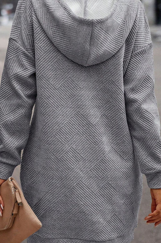 Strukturiertes Kleid mit Kapuze und Kordelzug und halblangem Druckknopf