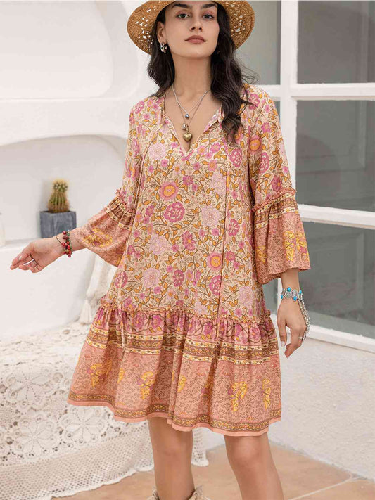 Geblümtes Minikleid mit Bindeband am Kragen