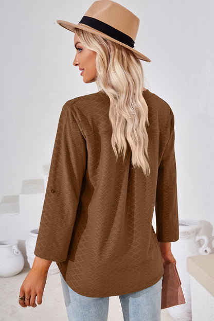 T-Shirt mit gekerbten Ärmeln und Rolllasche