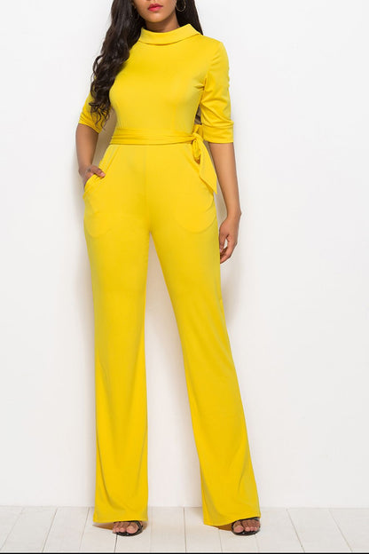Jumpsuit mit Stehkragen, Bindegürtel und halblangen Ärmeln