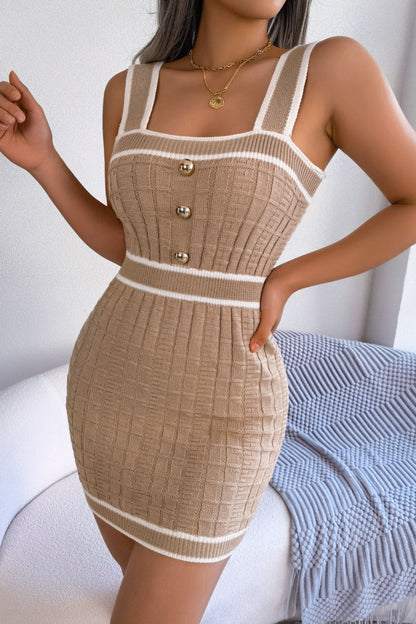 Ärmelloses Strickkleid mit Kontrastbesatz und dekorativen Knöpfen